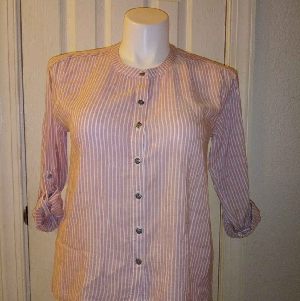 ❤ 3 for $20... Gloria Vanderbilt button down shirt